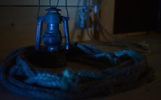 Szenische Aufnahme des hunt4hint Escape-rooms "Message in a Bottle" von einer Öllampe