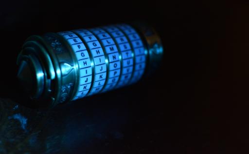 Szenische Aufnahme des hunt4hint Escape-rooms "Message in a Bottle" mit einem Kryptex